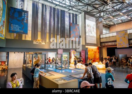 Tainan City, Taiwan – 29. Juni 2025: Innenansicht des National Museum of Taiwan History mit seiner geräumigen Architektur, den Ausstellungshallen und Stockfoto