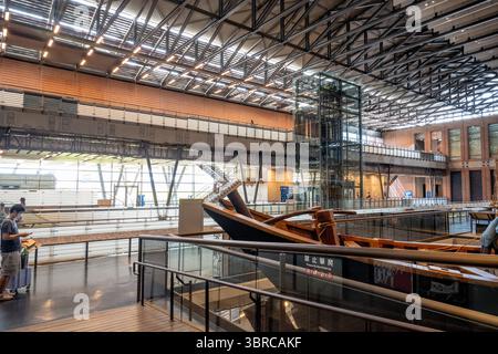 Tainan City, Taiwan – 29. Juni 2025: Innenansicht des National Museum of Taiwan History mit seiner geräumigen Architektur, den Ausstellungshallen und Stockfoto