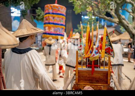 Tainan City, Taiwan – 29. Juni 2025: Ausstellung im National Museum of Taiwan History mit traditioneller taiwanesischer Volksparade mit cultura Stockfoto