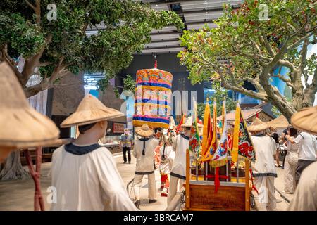Tainan City, Taiwan – 29. Juni 2025: Ausstellung im National Museum of Taiwan History mit traditioneller taiwanesischer Volksparade mit cultura Stockfoto