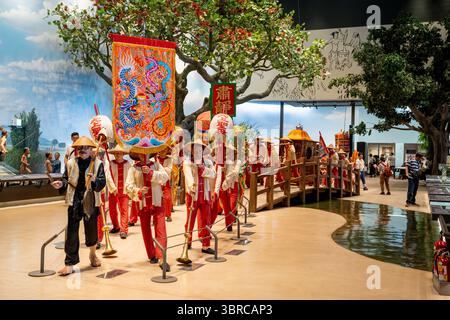 Tainan City, Taiwan – 29. Juni 2025: Farbenfrohe, lebensgroße Statuen, die eine traditionelle taiwanesische religiöse Parade im Nationalmuseum von Taiwan nachspielen Stockfoto