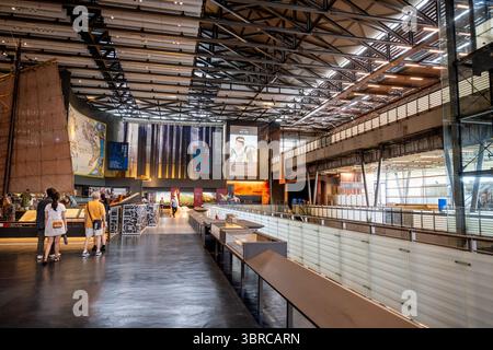 Tainan City, Taiwan – 29. Juni 2025: Geräumiges Inneres des National Museum of Taiwan History mit industrieller Architektur und modernem Skyligh Stockfoto