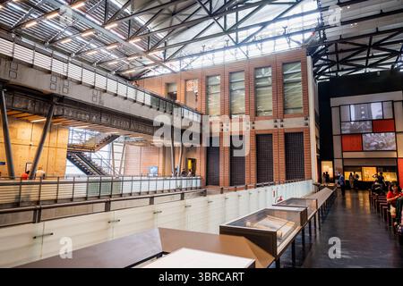 Tainan City, Taiwan – 29. Juni 2025: Geräumiges Inneres des National Museum of Taiwan History mit industrieller Architektur und modernem Skyligh Stockfoto