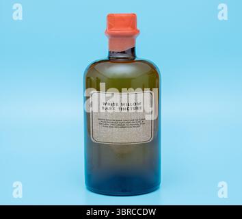 Weiße Weidenrinde Tinktur. Natürliches Schmerzmittel/ enthält Salicin, einen natürlichen Vorläufer von Aspirin, zur Linderung von Schmerzen und Entzündungen. Stockfoto