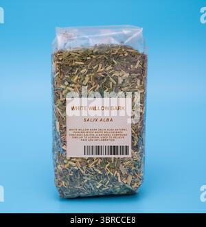 Weiße Weidenrinde (Salix alba). Natürliche Schmerzmittel. Enthält Salicin, eine natürliche Verbindung, die Aspirin ähnelt und zur Linderung von Schmerzen und Entzündungen eingesetzt wird. Stockfoto