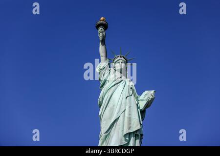New York, New York - 1. Februar 2022: Blick auf die Freiheitsstatue vom Wasser aus in New York City Stockfoto