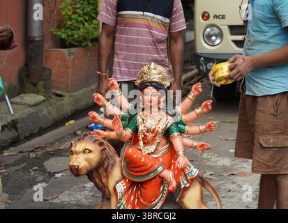 Der letzte Schliff auf einem kleinen Durga-Idol vor dem Pandal-Setup Stockfoto