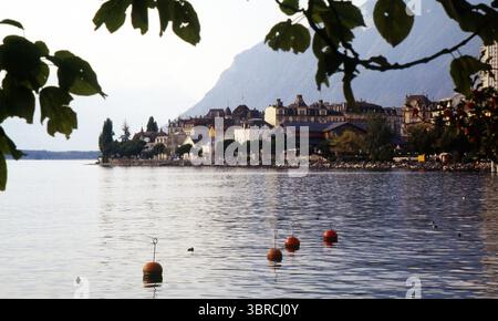 Gerahmter Blick auf Montreux am Lake Leman - Schweiz der 1990er Jahre Stockfoto