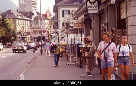 Geschäftige Einkaufsstraße in Interlaken, Schweiz Stockfoto