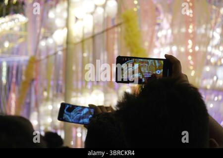 Die Festlichkeiten in Handys in der Pandalmenschen Stockfoto