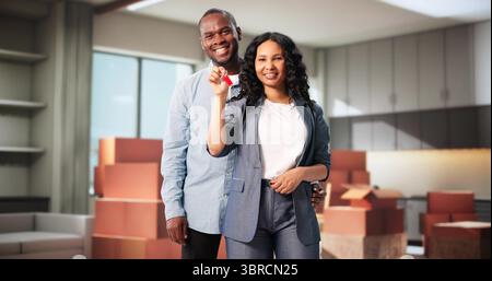 Glückliches Paar, Neue Hausbesitzer Mit Keys, Die Sich Ihr Zuhause Ansehen. Stockfoto