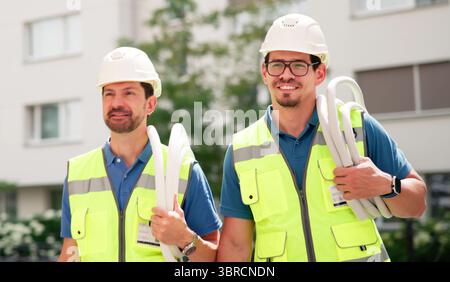 Instandhaltungsmitarbeiter reparieren HLK-Anlage im Gesamtbild des Van für Elektriker. Stockfoto