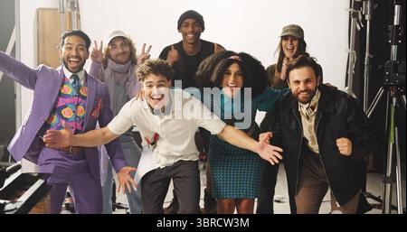 Porträt, Leute und Filmcrew am Set für Erfolg, Feier und Produktionsleistung. Begeistert, Mitarbeiter und Teamwork für Werbespots Stockfoto