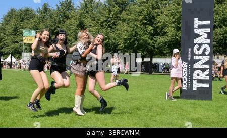 Glasgow, Großbritannien. Juli 2025. Musikfans kommen beim schottischen Musikfestival TRNSMT an. Das TRNSMT Music Festival wurde 2017 in Glasgow durch DF Concerts ins Leben gerufen. Es gilt als Ersatz für das T im Park Music Festival. (Foto: Stuart Westwood/SOPA Images/SIPA USA) Credit: SIPA USA/Alamy Live News Stockfoto