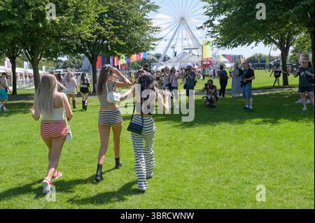 Glasgow, Großbritannien. Juli 2025. Musikfans kommen beim schottischen Musikfestival TRNSMT an. Das TRNSMT Music Festival wurde 2017 in Glasgow durch DF Concerts ins Leben gerufen. Es gilt als Ersatz für das T im Park Music Festival. (Foto: Stuart Westwood/SOPA Images/SIPA USA) Credit: SIPA USA/Alamy Live News Stockfoto
