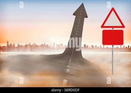 Eine surreal flache, pfeilförmige Straße erhebt sich aus nebeligem Sand mit leeren roten Schildern, Skyline Stockfoto