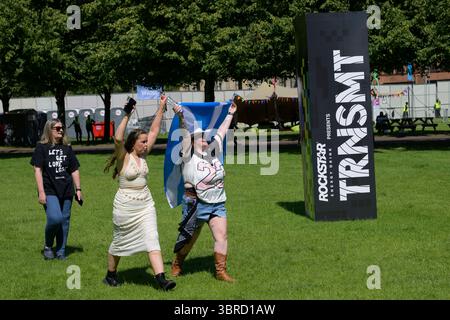 Glasgow, Großbritannien. Juli 2025. Musikfans kommen beim schottischen Musikfestival TRNSMT an. Das TRNSMT Music Festival wurde 2017 in Glasgow durch DF Concerts ins Leben gerufen. Es gilt als Ersatz für das T im Park Music Festival. Quelle: SOPA Images Limited/Alamy Live News Stockfoto