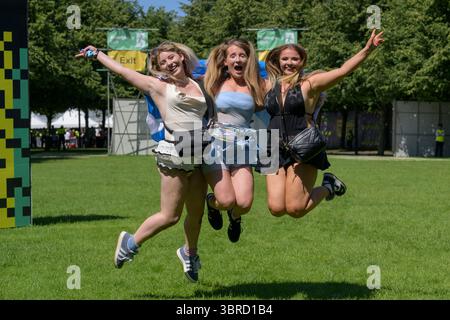 Glasgow, Großbritannien. Juli 2025. Musikfans kommen beim schottischen Musikfestival TRNSMT an. Das TRNSMT Music Festival wurde 2017 in Glasgow durch DF Concerts ins Leben gerufen. Es gilt als Ersatz für das T im Park Music Festival. Quelle: SOPA Images Limited/Alamy Live News Stockfoto