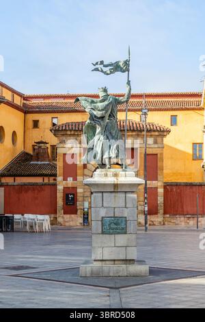 Skulptur des mittelalterlichen Königs von Leon Alfonso IX. Auf einem Platz der Stadt Leon, Spanien Stockfoto