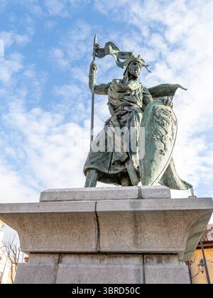 Skulptur des mittelalterlichen Königs von Leon Alfonso IX. Auf einem Platz der Stadt Leon, Spanien Stockfoto