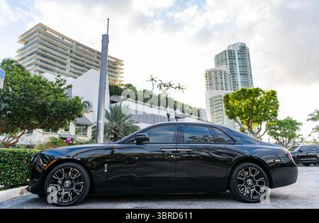Miami, Florida, USA - 08. Dezember 2024: Rolls-Royce Ghost Black Badge Car 2017 2022. Luxury Car 2022 Rolls-Royce Ghost Black Emblem. Auto 2022 Rollen Stockfoto
