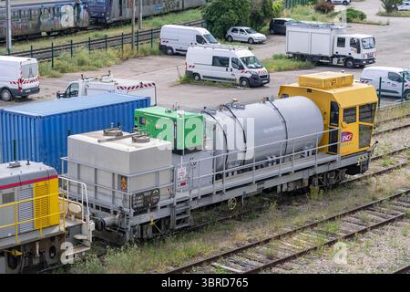 Nancy, Frankreich - Blick auf einen Unkrautzug UAS W85 6 am Bahndepot im Bahnhof Nancy. Stockfoto