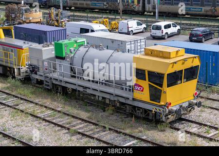 Nancy, Frankreich - Blick auf einen Unkrautzug UAS W85 6 am Bahndepot im Bahnhof Nancy. Stockfoto