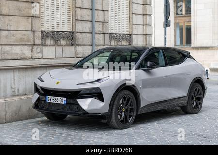 Nancy, Frankreich - Blick auf einen grauen Lotus Eletre, der auf einer Straße geparkt ist. Stockfoto