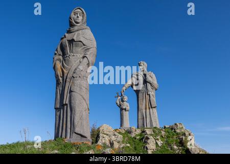 Eine Gedenkstätte im Dorf Tsovazard zu Ehren der lokalen Opfer des Berg-Karabach-Krieges, eine Gedenkstätte in der Provinz Gegharkunik Stockfoto