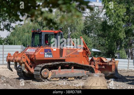 Laxou, Frankreich - Blick auf einen orangefarbenen Planierraupen Komatsu D65WX-16 für Erdarbeiten auf einer Baustelle. Stockfoto