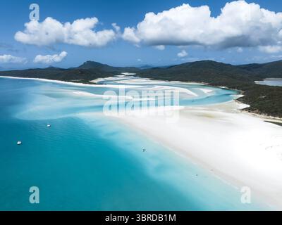Aus der Vogelperspektive blickt der glitzernde weiße Sand auf türkisfarbenes Wasser, eine Symphonie der schönsten Farben der Natur am Whitehaven Beach, Queensland, Australien. Stockfoto