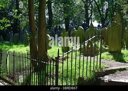 Haworth Parsonage Museum Friedhof, im Sommer Sonnenschein, Bronte Country, West Yorkshire, England Stockfoto