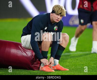 Henry Pollock wärmt sich vor dem Spiel der Qatar Airways Lions Tour 2025 im Adelaide Oval in Australien auf. Bilddatum: Samstag, 12. Juli 2025. Stockfoto