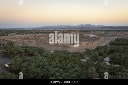 Aus der Vogelperspektive auf die alte Zitadelle Arg-e BAM, eine Stadt aus Lehmziegeln, die stolz am Horizont steht, BAM, Provinz Kerman, Iran. Stockfoto