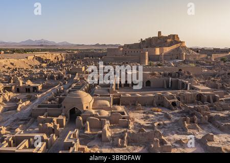 Aus der Vogelperspektive der antiken Ruinen und zerbröckelnden Strukturen sonnen sich im warmen Glanz der untergehenden Sonne und erwecken ein Gefühl für zeitlose Geschichte, Bam, Kerman Provi Stockfoto