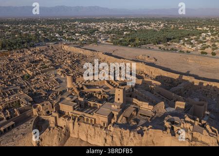 Luftaufnahme der erodierten Zitadelle als Zeugnis der Zeit, mit der modernen Stadt in der Ferne, Bam, Kerman Province, Iran. Stockfoto