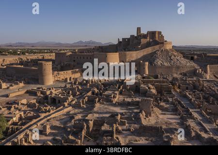 Aus der Vogelperspektive der alten Zitadelle Arg-e Bam leuchtet mit der Wärme der Morgensonne, ein Zeugnis der dauerhaften Geschichte, Bam, Provinz Kerman, Iran. Stockfoto