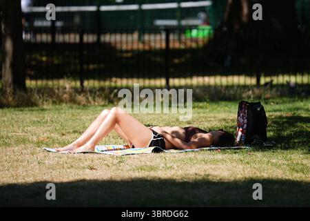 Die Menschen genießen das heiße Wetter im Vauxhall Park, London, da die dritte Hitzewelle des Sommers Großbritannien trifft und die Temperaturen am Wochenende hoch bleiben. Bilddatum: Samstag, 12. Juli 2025. Stockfoto