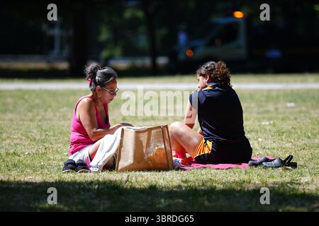 Die Menschen genießen das heiße Wetter im Vauxhall Park, London, da die dritte Hitzewelle des Sommers Großbritannien trifft und die Temperaturen am Wochenende hoch bleiben. Bilddatum: Samstag, 12. Juli 2025. Stockfoto