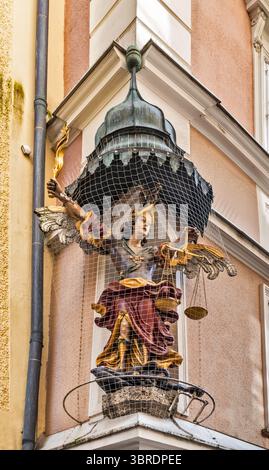 Lady Justice, Göttin der Gerechtigkeit, Statue an der Hausecke, Radisson Blu Hotel Altstadt, Judengasse, Altstadt, Zentrum von Salzburg, Österreich Stockfoto