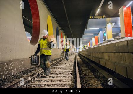Rotterdam, Niederlande. Zwei männliche Bauarbeiter und Angestellte eines ProRail-Subunternehmers, die an der Instandhaltung und Instandsetzung der Bahngleise des Willemspoor-Tunnels in Rotterdam, Niederlande, arbeiten. Stockfoto