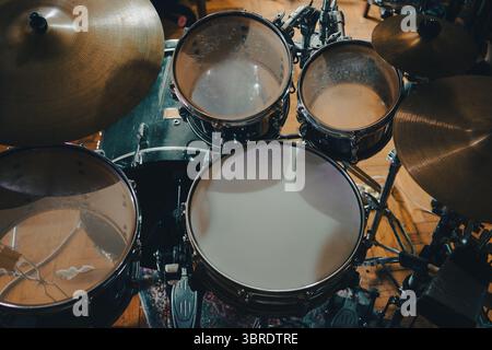 Schlagzeug im Raum, Heimaufnahme des Instruments. Stockfoto