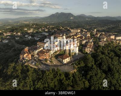 Blick aus der Vogelperspektive auf die historische Stadt auf einem Hügel, Gebäude, die Schatten im Sonnenlicht werfen, Montemiletto, Avellino, Italien. Stockfoto