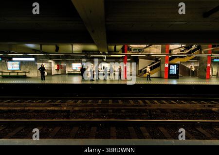 U-Bahn-Station Bokstael und Passagiere warten auf die nächste U-Bahn, die in Richtung Innenstadt fährt. Brussel, Belgien. Stockfoto
