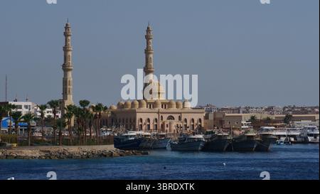 Hurghada Marina mit der Moschee im Hintergrund und der Fischereiflotte vor Anker. Stockfoto