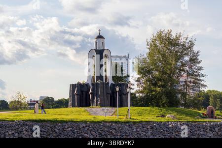 07.07.2025- Minsk, Weißrussland - der Gedenkkomplex zur Insel der Tränen, der den belarussischen Soldaten gewidmet ist, die während des sowjetisch-afghanischen Krieges starben. Stockfoto