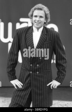Thomas Gottschalk Fernsehmoderator 12/87 ru Thomas Gottschalk in Wetten, dass. ZDF am 20. Dezember 1987 aus Ludwigshafen TV Fernsehen Fernsehsendung Show Fernsehshow Deutschland deutsch Deutscher Mann Moderator Moderation Fernsehmoderator Schauspieler Entertainer deutscher Moderator hoch halb stehend lächelnd SW *** Thomas Gottschalk Fernsehmoderator 12 87 ru Thomas Gottschalk in Wetten, dass ZDF am 20. Dezember 1987 aus Ludwigshafen Stockfoto