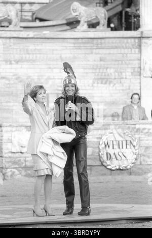 Carolin Reiber und Thomas Gottschalk 06/91 PP Thomas Gottschalk mit Carolin Reiber in Wetten, dass. ZDF am 26. Juni 1991 aus Xanten TV Fernsehen Fernsehsendung Show Fernsehshow Deutschland deutsch Deutsche Frau Musik Moderatorin Moderation Ansagerin Fernsehansagerin Fernsehmoderatorin Deutscher Mann Moderator Schauspieler Entertainer deutsche Moderatorin Moderatorin hoch ganz stehend freistellbar lächelnd winkend Mikrofon hält Kulisse Deko Dekoration Römerhelm römischer Helm Wolfgang Lippert SW *** Carolin Reiber und Thomas Gottschalk 06 91 PP Thomas Gottschalk mit Carolin Re Stockfoto