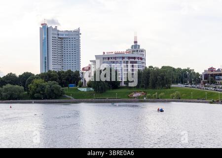07.07.2025- Minsk, Weißrussland - der Fluss Svislach in der Stadt. Stockfoto