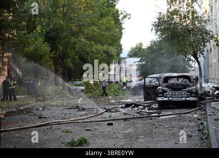 Ein zerstörtes Auto ist auf der Straße nach dem kombinierten russischen Angriff auf Lemberg, Ukraine, 12. Juli 2025. Der russische Streik beschädigte Wohngebäude, einen Kindergarten, Dutzende von Autos und ließ das Dach eines Nichtwohngebäudes in Brand geraten. Mindestens neun Menschen werden verletzt, darunter ein 11-jähriger Junge. (Foto: Anastasiia Smolienko/Ukrinform) Stockfoto